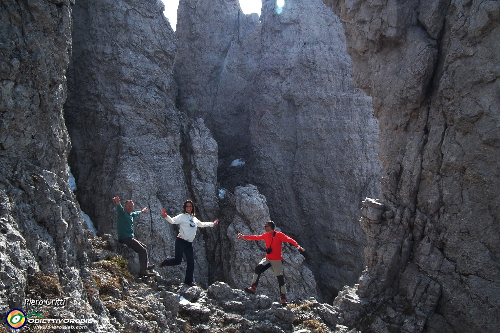 49 Tricolore sventolante tra le rocce.JPG